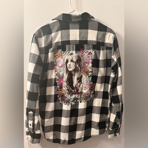 Graphic Stevie Nicks Checkered flannel. Men’s size Medium - Picture 8 of 9
